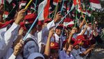 Ratusan Siswa SD Kibarkan Bendera Merah Putih di Pinggir Jalan