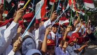 Tampak anak-anak itu antusias saat mengibarkan bendera kecil yang mereka bawa.  