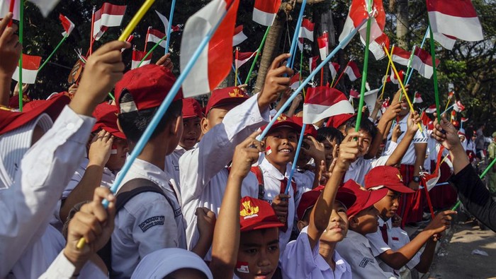 Sejumlah siswa Sekolah Dasar (SD) mengibarkan bendera merah putih di pinggir Jalan Raya Bogor, Cibinong, Kabupaten Bogor, Jawa Barat, Selasa (1/8/2023). Kegiatan tersebut diikuti ratusan Siswa SD untuk menyambut HUT Kemerdekaan Indonesia ke-78. ANTARA FOTO/Yulius Satria Wijaya