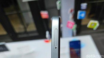 Ponsel ini punya ketebalan 8,17mm. Foto: Adi Fida Rahman/detikINET