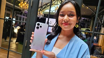 Redmi 12 hadir dengan cangkang bagian belakang terbuat dari kaca. Berpadu dengan modul kamera yang dibuat simpel membuat tampilan HP ini terasa premium. Download Apps Detikcom Sekarang https://apps.detik.com/detik/ Foto: Adi Fida Rahman/detikINET