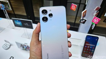 Dapur pacunya menggunakan chipset MediaTek Helio G88. Redmi 12 menawarkan memori internal besar hingga 256 GB. Selain itu, Xiaomi menyematkan RAM 8 GB bisa diperluas 8 GB menggunakan RAM virtual. Foto: Adi Fida Rahman/detikINET