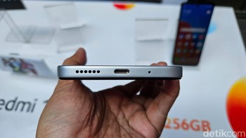 Baterainya berkapasitas 5.000 mAh yang mampu menyuplai daya untuk nonton streaming 16 jam, sementara untuk baca komik 26 jam. Mendukung pengsiian cepat 18W dengan port USB Type C. Foto: Adi Fida Rahman/detikINET