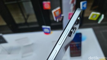Xiaomi menjanjikan Redmi 12 punya durabilitas yang baik. Tidak hanya mengantongi IP53 (tahan debu dan percikan air), HP ini sudah terlindungi kaca Gorilla Glass dan memberikan garansi 15 bulan. Foto: Adi Fida Rahman/detikINET