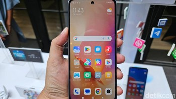 Redmi 12 mengusung layar 6,79 inch dengan resolusi Full HD+. HP ini sudah mengadopsi refresh rate 90 Hz memberikan kesan smooth saat scrolling media sosial. / Foto: Adi Fida Rahman/detikINET