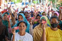 Relawan Sandiaga Gelar Bazar, Warga NTT Bisa Tebus Sembako Rp 15 Ribu