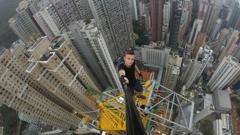 Rekaman kamera keamanan menunjukkan bahwa Lucidi terakhir terlihat pada pukul 19.38 ketika ia mengetuk jendela penthouse di lantai 68 untuk meminta bantuan. Seorang asisten rumah tangga yang berada di dalam melihatnya, tetapi karena curiga dia tidak segera membukakan pintu. Foto: Instagram/remnigma