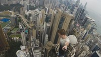 Remi biasanya memanjat bangunan tinggi, menuju ke atap atau puncak menara tanpa perlengkapan keselamatan. Ia hanya membawa kamera dan tongkat selfie. (Instagram/remnigma)