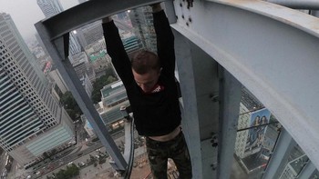 Remi mengaku bahwa ia sadar akan risiko dan konsekuensi yang harus ia tanggung karena pencakaran langitnya. Namun, ia tidak berniat untuk berhenti atau mengubah hobinya. Ia mengatakan bahwa pencakaran langit adalah bagian dari hidupnya dan ia tidak bisa hidup tanpa itu. Foto: Instagram/remnigma