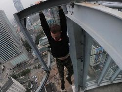 Aksi Remi Lucidi Taklukkan Gedung Pencakar Langit Sebelum Tewas Terjatuh