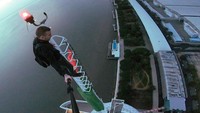 Dia menyebit dirinya sebagai fotografer. Dalam unggahannya baru-baru ini di Instagram, dia berpose di atas bangunan tinggi di area seluruh dunia, termasuk Dubai, Bulgaria, dan Prancis. (Instagram/remnigma)