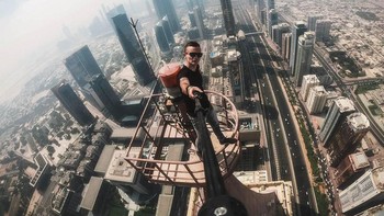 Remi mengatakan bahwa ia tertarik dengan tantangan dan sensasi yang ditawarkan oleh pencakaran langit. Ia mengaku tidak takut akan ketinggian atau bahaya yang mengintai. Ia juga mengklaim bahwa ia memiliki kemampuan fisik dan mental yang luar biasa untuk melakukan aksi-aksi nekatnya. Foto: Instagram/remnigma