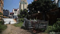 Untuk ke lokasi ini aksesnya dapat melalui Terminal Pasar Senen hingga tiba di depan pintu masuk. Pintu tersebut hanya berupa pagar-pagar seng setinggi kira-kira tiga meter, dan tidak terkunci.  