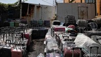Sementara itu, para pedagang saat ini berjualan di pasar penampungan sementara yang lokasinya tidak jauh dari Pasar Senen.  