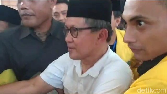 Rocky Gerung dikawal sejumlah mahasiswa usai didemo sejumlah orang di Undar Jombang