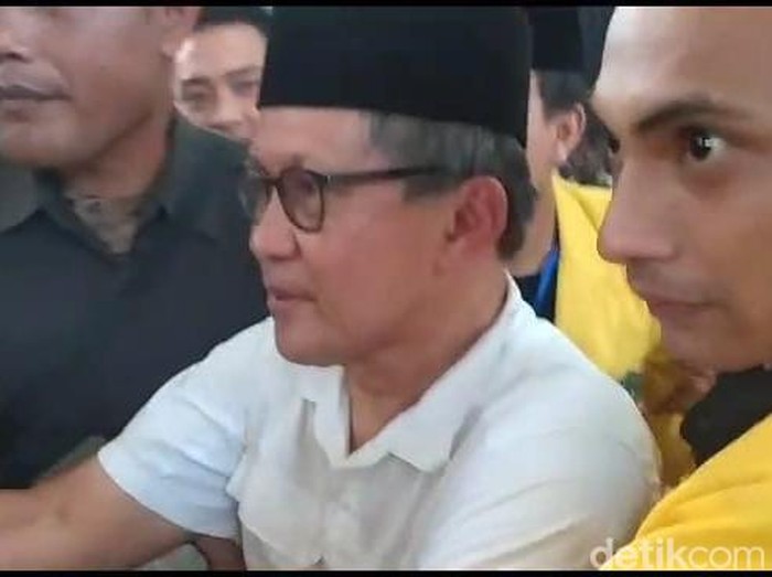 Rocky Gerung dikawal sejumlah mahasiswa usai didemo sejumlah orang di Undar Jombang