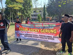 Sejumlah Orang Tolak Kedatangan Rocky Gerung di Undar Jombang