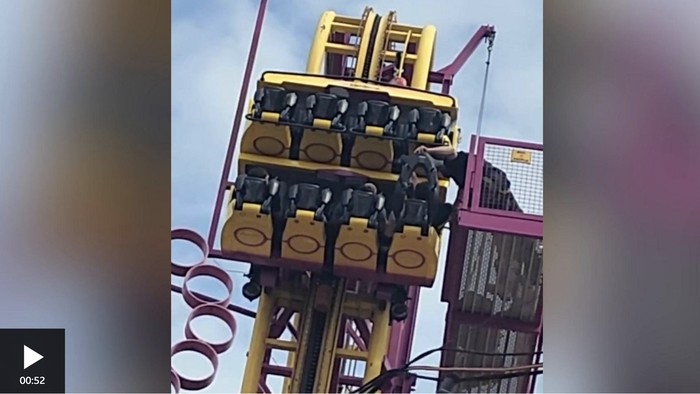 Roller coaster rusak di Essex Adventure Island