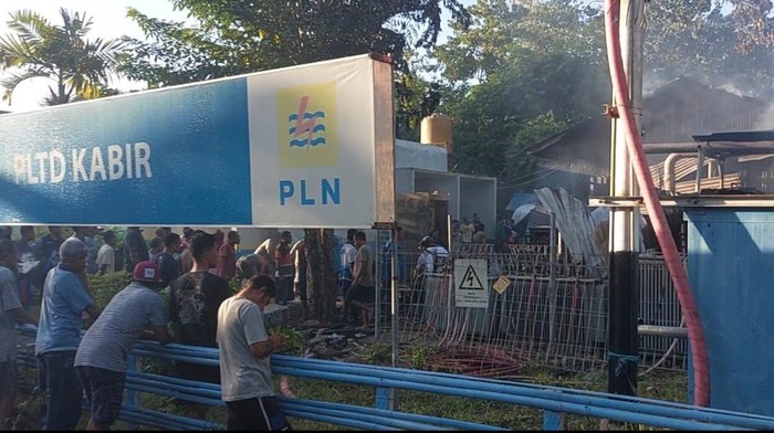 Ruang mesin Kantor Perusahaan Listrik Negara (PLN) Unit Pelaksana Transmisi (UPT) Pembangkit Listrik Tenaga Diesel (PLTD) Kabir di Kecamatan Pantar, Kabupaten Alor, Nusa Tenggara Timur (NTT), terbakar pada Senin (31/7/2023). (Foto: Dok. Polsek Pantar)