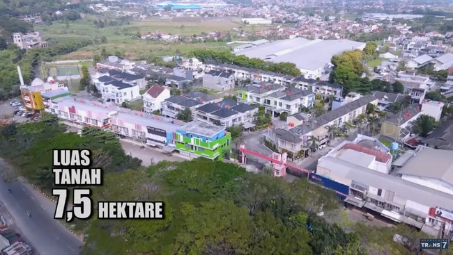 Namanya Haji Ayi Sulaeman. Memiliki lahan yang luasnya hampir 7,5 hektare di Bandung Timur, ia memanfaatkannya untuk mendirikan komplek rumah. (Foto: YouTube/Trans7 Official)
