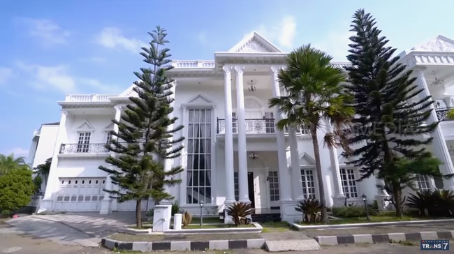 Inilah potret salah satu rumah milik Ayi di komplek tersebut. Harganya di atas Rp 6 miliar. (Foto: YouTube/Trans7 Official)