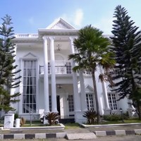 Inilah potret salah satu rumah milik Ayi di komplek tersebut. Harganya di atas Rp 6 miliar. (Foto: YouTube/Trans7 Official)