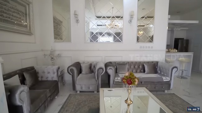 Bak istana, rumah megah serba putih tersebut hadir dalam desain yang kental dengan nuansa klasik. (Foto: YouTube/Trans7 Official)