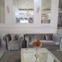 Bak istana, rumah megah serba putih tersebut hadir dalam desain yang kental dengan nuansa klasik. (Foto: YouTube/Trans7 Official)