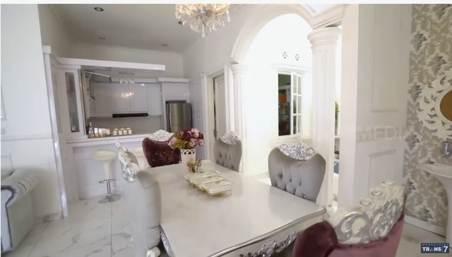 Sesekali warna abu muncul di interior sebagai aksen, tapi sekaligus menciptakan atmosfer yang modern. (Foto: YouTube/Trans7 Official)