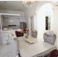 Sesekali warna abu muncul di interior sebagai aksen, tapi sekaligus menciptakan atmosfer yang modern. (Foto: YouTube/Trans7 Official)