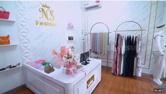 Ternyata ada butik di dalam rumah. “Anak saya pakai garasi buat usaha kecil-kecilannya jualan baju,” tambah Ayi. (Foto: YouTube/Trans7 Official)