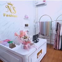Ternyata ada butik di dalam rumah. “Anak saya pakai garasi buat usaha kecil-kecilannya jualan baju,” tambah Ayi. (Foto: YouTube/Trans7 Official)