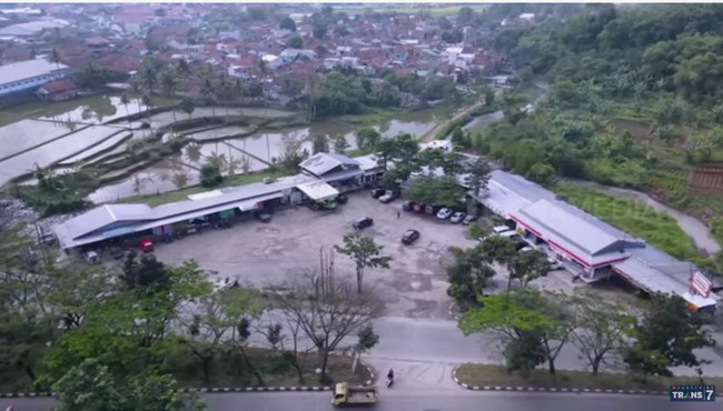 Tak hanya perumahan, sebuah area peristirahatan bagi pengendara jarak jauh juga didirikannya. “Bukan yang di tol ya, tol kan mewah, sini kecil-kecilan,” kata Ayi saat muncul di program ‘Sobat Misqueen’ Trans 7. (Foto: YouTube/Trans7 Official)