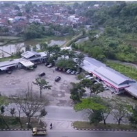 Tak hanya perumahan, sebuah area peristirahatan bagi pengendara jarak jauh juga didirikannya. “Bukan yang di tol ya, tol kan mewah, sini kecil-kecilan,” kata Ayi saat muncul di program ‘Sobat Misqueen’ Trans 7. (Foto: YouTube/Trans7 Official)