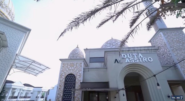 Di dekat rumahnya, Ayi juga membangun sebuah masjid berwarna putih. (Foto: YouTube/Trans7 Official)