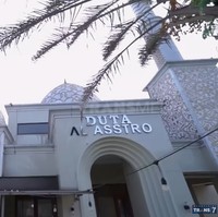 Di dekat rumahnya, Ayi juga membangun sebuah masjid berwarna putih. (Foto: YouTube/Trans7 Official)