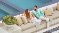 Pasangan itu sebelumnya mengatakan, mereka berdua tertarik pada desain romantis dan feminin, yang bergema di rumah terbuka melalui aksen blush on dan emas, furnitur berliku-liku, dan lampu gantung pahatan.