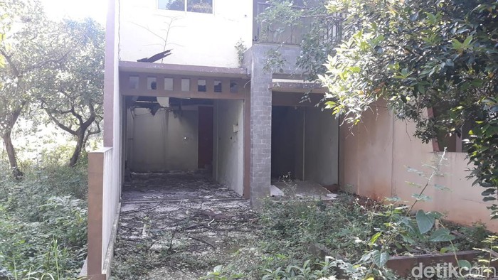 Rumah Mewah Terbengkalai