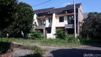 Dari luar komplek langsung terlihat rumah-rumah terbengkalai yang sudah usang. Sekilas, kawasan perumahan ini lebih banyak ditumbuhi tanaman liar dan ranting-ranting kayu daripada rumah.  