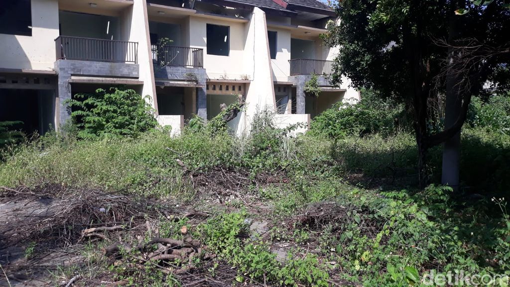 Rumah Mewah Terbengkalai