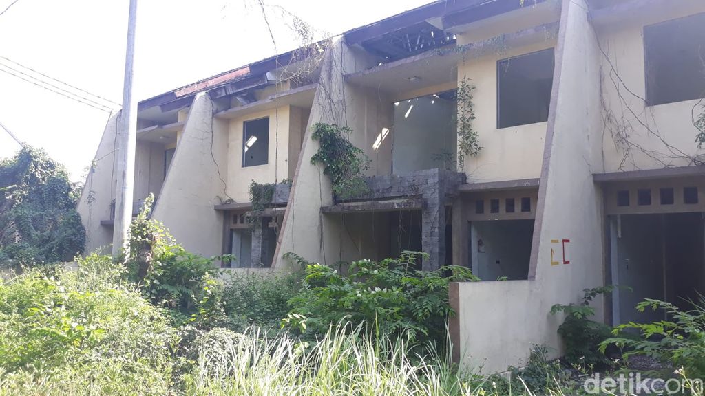 Rumah Mewah Terbengkalai