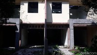 Berdasarkan penelusuran detikcom di lokasi, Selasa (1/8/2023), komplek ini berisi banyak rumah-rumah terbengkalai yang sudah rusak dan tak layak huni. Suasana perumahan ini nampak sangat mencekam bak di film-film horor.  