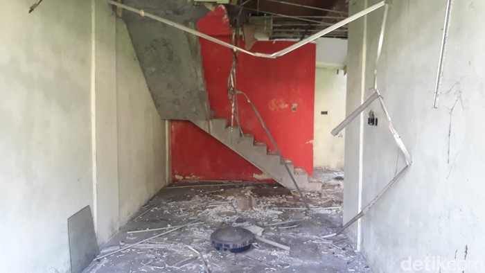 Rumah Mewah Terbengkalai Rumah Mewah Terbengkalai
