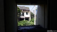 Di tengah ramainya kota Jakarta, tersimpan sebuah komplek mewah tanpa penghuni. Komplek ini terlihat sudah lama ditinggalkan dengan kondisi rumah yang sangat terbengkalai dan tak layak huni.  