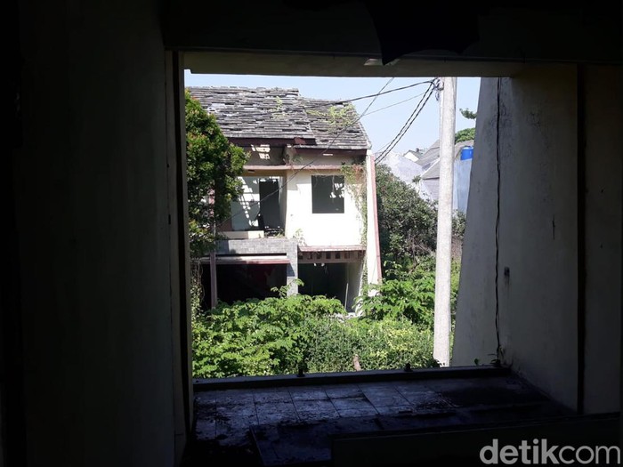 Rumah Mewah Terbengkalai