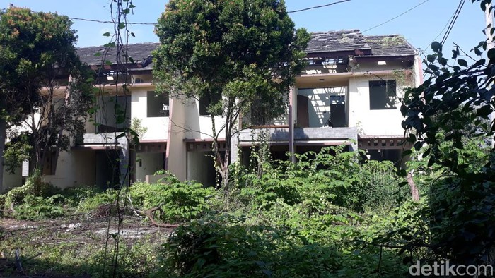 Rumah Mewah Terbengkalai