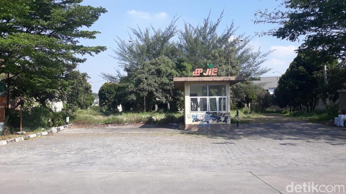 Rumah Mewah Terbengkalai Rumah Mewah Terbengkalai