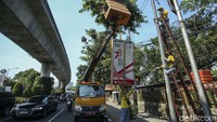 Petugas juga menggunakan mobil PJU hidrolik untuk mempermudah pemasangan.  