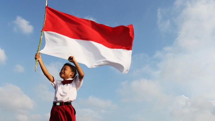 Setiap peringatan HUT RI pada 17 Agustus, bendera ini dikibarkan di Istana Negara, tempat umum hingga rumah-rumah masyarakat. Simak sejarah Bendera Merah Putih!