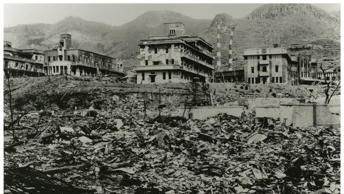 Dua kota di Jepang, Hiroshima dan Nagasaki dijatuhkan bom pada 6 dan 9 Agustus 1945. Peristiwa itu diperingati sebagai Hari Bom Hiroshima dan Nagasaki.
